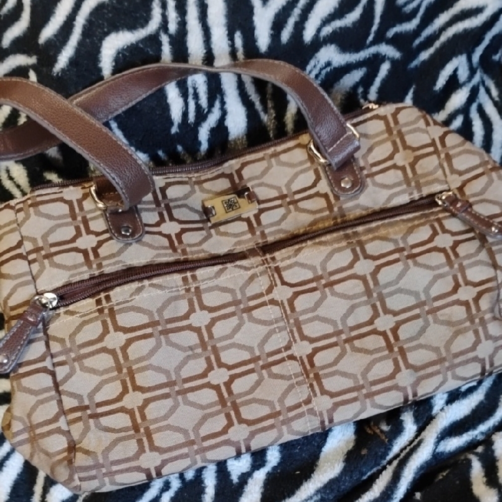 Elegant Geometric Patterned Shoulder Bag